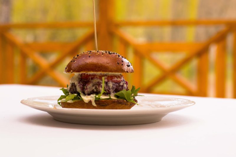 burger z dzika w restauracji złoty jeleń